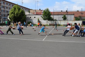 Önfeledt játék a Kenderkóc Népi Játszóház munkatársai szervezésében