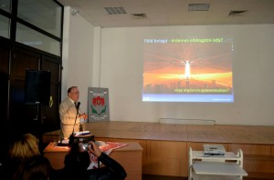 Küldetések a Föld bolygóra – Prof. Dr. Eric Barrett előadása a Csikyben