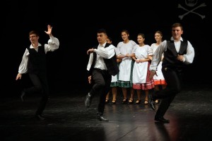A Csiky Gergely Főgimnázium néptánccsoportja palatkai táncokat ad elő