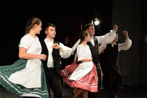 A Csiky Gergely Főgimnázium néptánccsoportja palatkai táncokat ad elő
