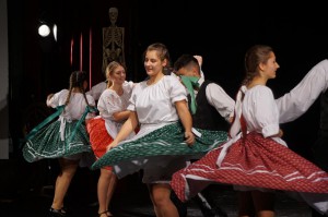 A Csiky Gergely Főgimnázium néptánccsoportja palatkai táncokat ad elő