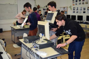 A XII. A osztály informatika szakos diákjai segítettek a számítógépes ajándékcsomagok összeállításánál, végső ellenőrzésénél, és az eszközök letisztításánál