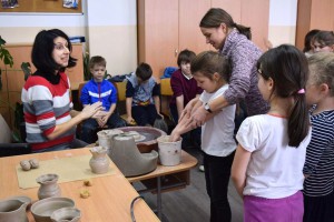 Kezeket a vízbe, utána az agyagra! – Ízelítő a fazekasság titkaiból