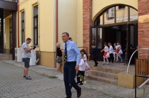 Az előkészítősök kivonulása Leib György tanító bácsi vezetésével   