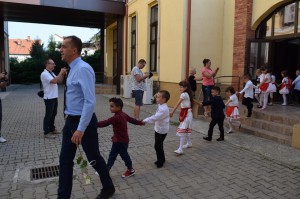 Az előkészítősök kivonulása Leib György tanító bácsi vezetésével   