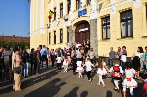 Szülők, rokonok sorfala között vonulnak a legkisebbek   