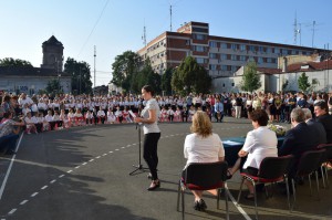 Andó Karina köszönti a jelenlévőket   