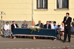 Faragó Péter, az RMDSZ Arad megyei elnöke üdvözli a jelenlévőket       