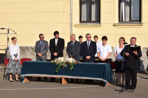 Ft. Sándor Tivadar arad-gáji plébános áldja meg a jelenlévőket       