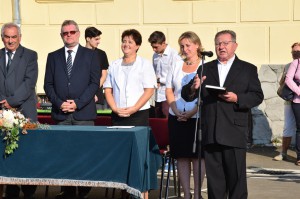 Ft. Sándor Tivadar arad-gáji plébános áldja meg a jelenlévőket       