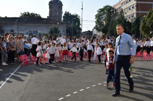 Először a legkisebbek vonulnak be az osztálytermükbe       