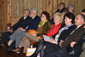   Az idei Kölcsey-díjasok, illetve a laudációt elmondó pályatársak az aradi Kamaraszínház nézőterének első sorában