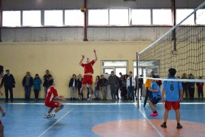 A csikys fiú csapat az iskolai röplabda bajnokság 2016-os megyei döntőjén 