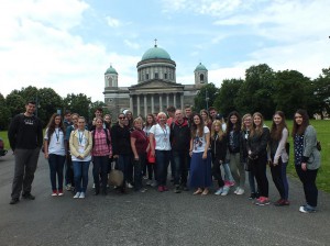 A teljes csapat az Esztergomi Bazilika előtt