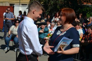 Fekete Karolina osztályfőnök dicséreteket oszt ki