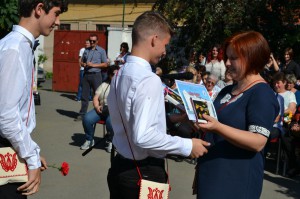 Fekete Karolina osztályfőnök dicséreteket oszt ki