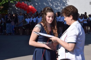 Hadnagy Éva igazgató adja át a Bolyai-díjat Spir Rebeka Petrának