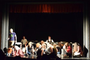 Színpadon a Szépek és szörnyek, a KAMASZK U17 diákszínjátszó csoport előadásában